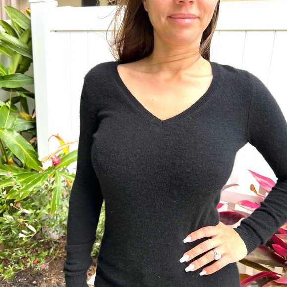 Bloomingdale’s cashmere sweater - Picture 2 of 4